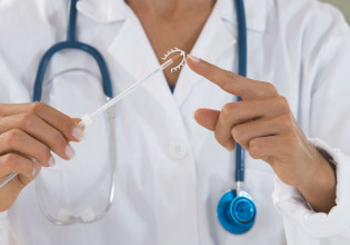 Ψευτογιατρός εμφύτευε… ξυλάκια από γλειφιτζούρια κάτω από το δέρμα γυναικών ως αντισυλληπτικό