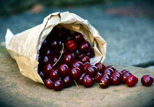 Ακρίβεια: «Φωτιά» οι τιμές σε λαϊκές, μανάβικα και σούπερ μάρκετ – Έως 18 ευρώ το κιλό τα κεράσια