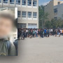 Βίντεο ντοκουμέντο έξω από το σχολείο του 14χρονου που αυτοκτόνησε – Συμμορία σακάτευε στο ξύλο μικρά παιδιά