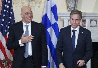 Μπλίνκεν σε Δένδια: Εκτιμούμε τη στάση της Ελλάδας στην Ουκρανία