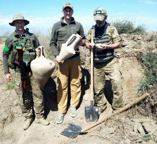 Οδησσός: Ουκρανοί στρατιώτες βρήκαν αρχαιοελληνικούς αμφορείς ενώ έσκαβαν για χαρακώματα