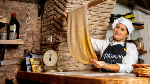 Του έλειπε το σπιτικό φαγητό, άνοιξε εστιατόριο και… προσέλαβε την μητέρα του