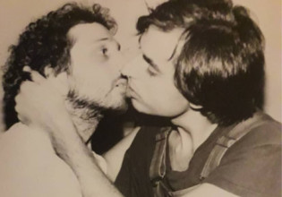 Ένα από τα πρώτα φιλιά μεταξύ ανδρών στο ελληνικό θέατρο