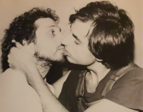 Ένα από τα πρώτα φιλιά μεταξύ ανδρών στο ελληνικό θέατρο