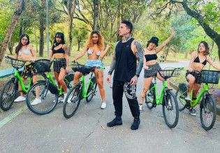 Πολυγαμικό μοντέλο με 8 «συζύγους» προσπαθεί να αποκτήσει παιδί κάνοντας σεξ κυκλικά με όλες