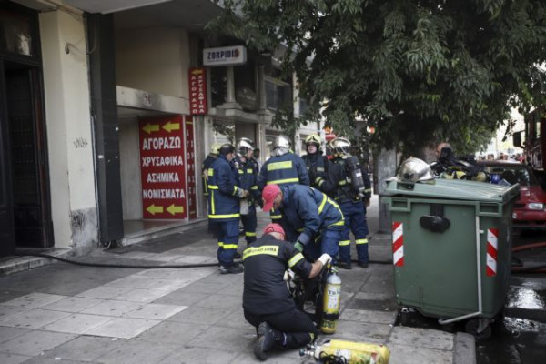 Φωτιά στη Θεσσαλονίκη: Δύο διασωληνωμένοι και δεκάδες απεγκλωβισμοί από τη μεγάλη φωτιά στην Αριστοτέλους (Βίντεο & Εικόνες)