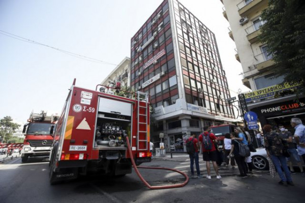 Φωτιά στη Θεσσαλονίκη: Δύο διασωληνωμένοι και δεκάδες απεγκλωβισμοί από τη μεγάλη φωτιά στην Αριστοτέλους (Βίντεο & Εικόνες)