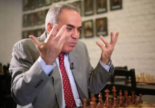 Ρωσία: Οι πολέμιοι του Κρεμλίνου Γκάρι Κασπάροφ και Μιχαήλ Χοντορκόφσκι χαρακτηρίστηκαν «ξένοι πράκτορες»