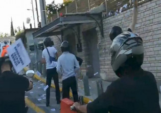 Ρουβίκωνας: Παρέμβαση με τρικάκια στην ισραηλινή πρεσβεία