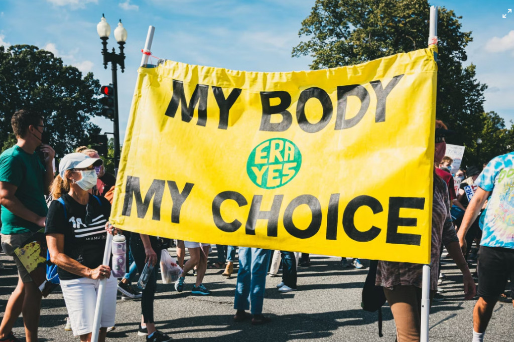 Οι αμβλώσεις στην ΕΕ: Οι δύο χώρες που τις απαγορεύουν – Ποια η άποψη  των πολιτών