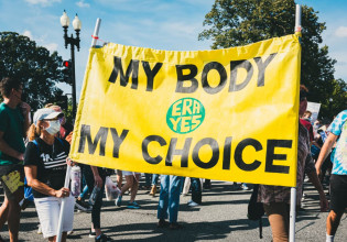 Οι αμβλώσεις στην ΕΕ: Οι δύο χώρες που τις απαγορεύουν – Ποια η άποψη  των πολιτών