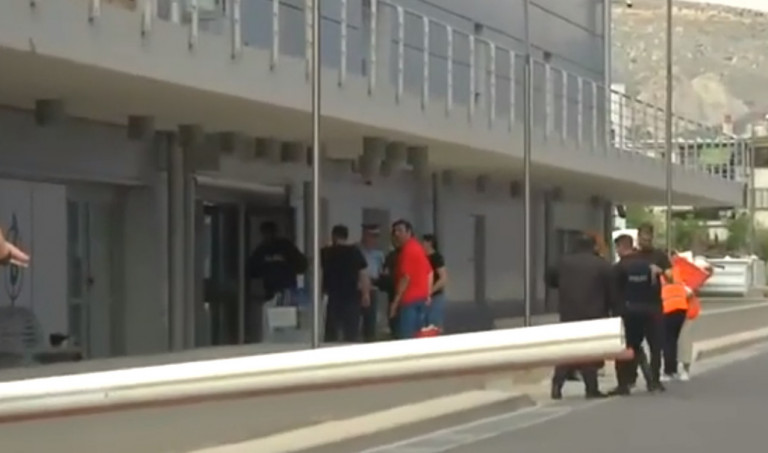 Αιγάλεω: «Είμαι απεσταλμένος του Θεού» είπε ο οδηγός που «καρφώθηκε» με το αυτοκίνητό του στο εμπορικό κέντρο