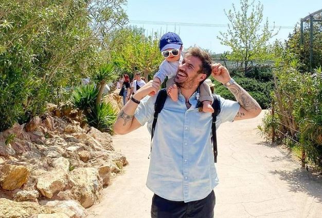 Άκης Πετρετζίκης: Δείτε πώς τον υποδέχεται στο σπίτι ο μικρός Αχιλλέας