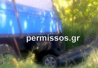 Απίστευτο τροχαίο: Αυτοκίνητο αναποδογύρισε και καρφώθηκε κάτω από φορτηγό
