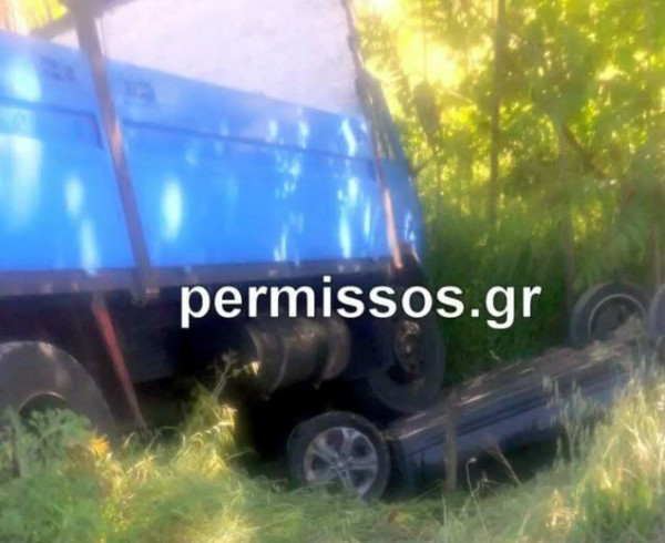 Απίστευτο τροχαίο: Αυτοκίνητο αναποδογύρισε και καρφώθηκε κάτω από φορτηγό