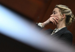 Γιατί ο Τζόνι Ντεπ δεν κοιτάζει ποτέ την Άμπερ Χερντ στη δίκη