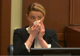 Άμπερ Χερντ: Ρεσιτάλ ερμηνείας στη δίκη – Το κλάμα και η ματιά στις κάμερες