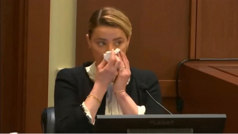 Άμπερ Χερντ: Ρεσιτάλ ερμηνείας στη δίκη – Το κλάμα και η ματιά στις κάμερες