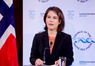 Γερμανία: Κίνδυνο «κόπωσης» της Δύσης από τον πόλεμο στην Ουκρανία βλέπει η υπ. Εξωτερικών Μπέρμποκ