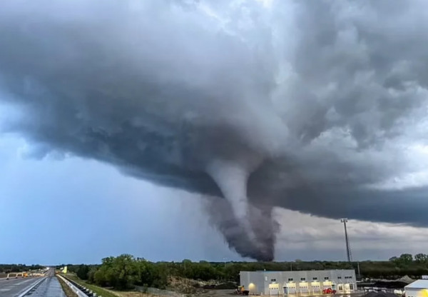 ΗΠΑ: Τρεις φοιτητές σκοτώθηκαν σε δυστύχημα μετά από καταδίωξη ανεμοστρόβιλου
