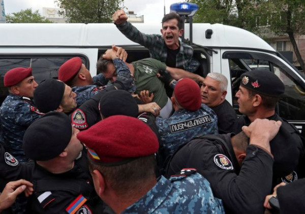 Αρμενία: Αντικυβερνητικές διαδηλώσεις – Συγκρούσεις με την αστυνομία