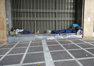 «Αγκαλιά» για τους άστεγους από τρεις δήμους της Αττικής