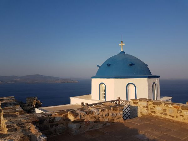 Ποιο είναι το ελληνικό νησί με τις περισσότερες εκκλησίες;