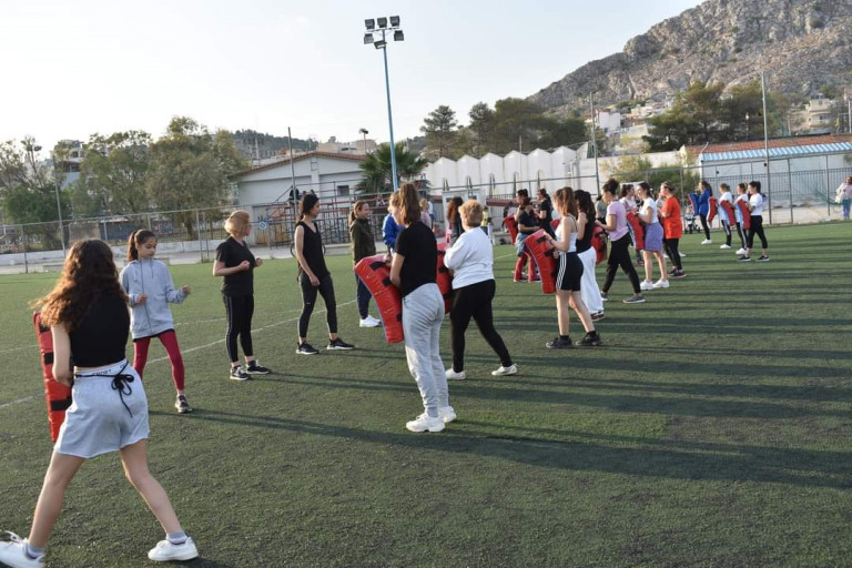 Οι γυναίκες στο Δήμο Σαλαμίνας μαθαίνουν αυτοάμυνα