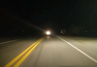 Βόλος: Έπεσαν μπροστά στις ρόδες αυτοκινήτου ανυποψίαστου οδηγού για… πλάκα