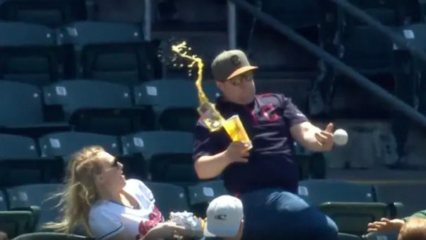 ΗΠΑ: Θεατής πήγε να πιάσει το μπαλάκι σε αγώνα μπέιζμπολ και τα έκανε θάλασσα