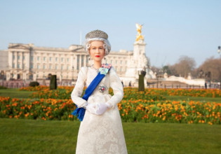 «Πόλεμος» στο eBay για τις συλλεκτικές κούκλες της βασίλισσας Ελισάβετ – Στις 1.000 λίρες η τιμή μεταπώλησης