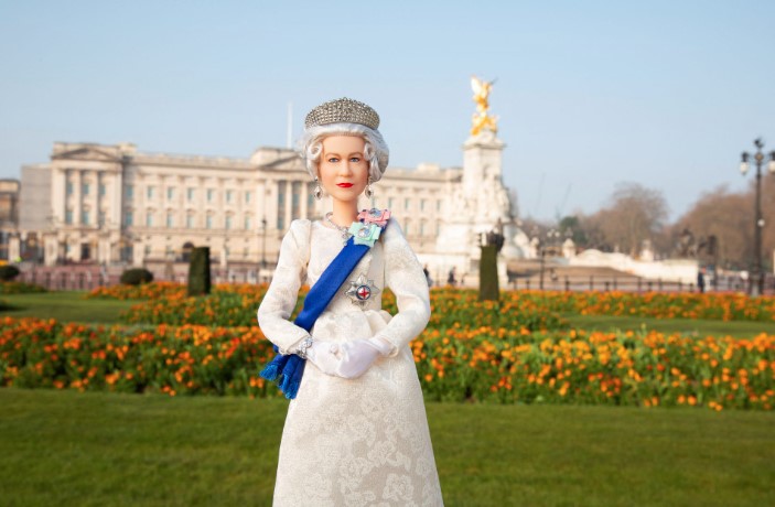 Barbie: «Πόλεμος» στο eBay για τις συλλεκτικές κούκλες της Βασίλισσας Ελισάβετ