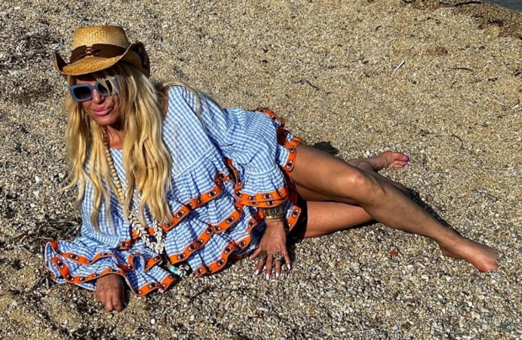 Μαρίνα Πατούλη: Με ροζ κολάν και μπλουζάκι με σκισίματα αναστάτωσε την Μύκονο