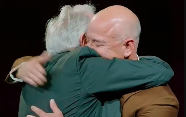 Τζεφ Μπέζος: Έβαλε τα κλάματα μιλώντας για τον θετό πατέρα του