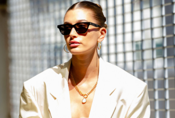 Slicked-back bun: Έτσι θα πετύχεις το χτένισμα της Χέιλι Μπίμπερ