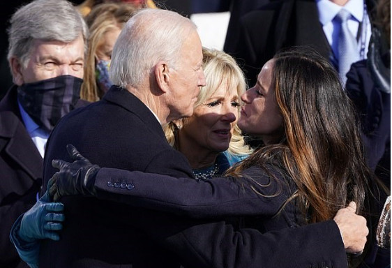ΗΠΑ: Ο Μπάιντεν δεν θεωρείται «στενή επαφή» της κόρης του που μολύνθηκε από την Covid-19