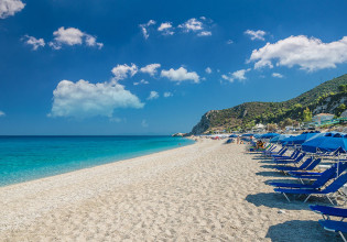 Γαλάζιες σημαίες: Στη δεύτερη θέση παγκοσμίως η χώρα μας για τις καλύτερες παραλίες