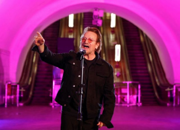Απίστευτος Bono: Αιφνιδιαστική συναυλία στο μετρό του Κιέβου