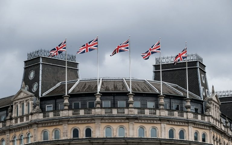 Η Βρετανία ανακοινώνει νέες εμπορικές κυρώσεις στη Ρωσία