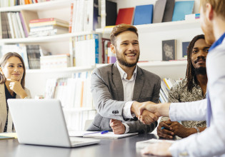 Big Tech: Σε τι επίπεδα κυμαίνονται οι μισθοί;