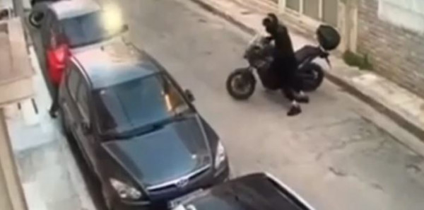 Καμίνια: Έκλεψαν μηχανή μπροστά στα μάτια ανυποψίαστης γυναίκας – Βίντεο ντοκουμέντο