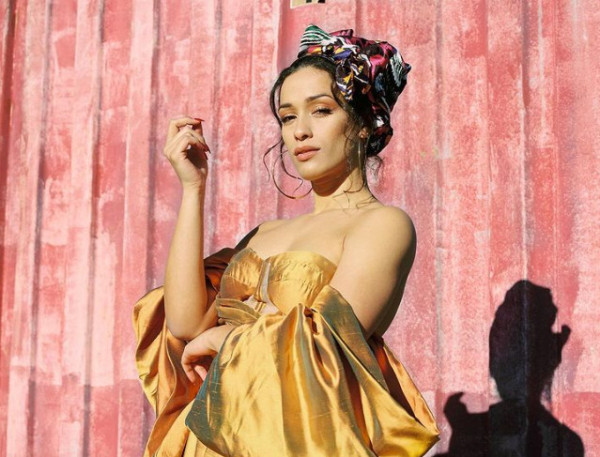 Eurovision 2022: Ποια είναι η «καυτή» Chanel – Το θέατρο, η Shakira και το σκληρό bullying