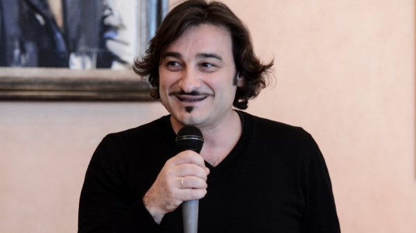 Βασίλης Χαραλαμπόπουλος: “Άρπαξε” το μικρόφωνο από τη Βανδή και έκανε θραύση