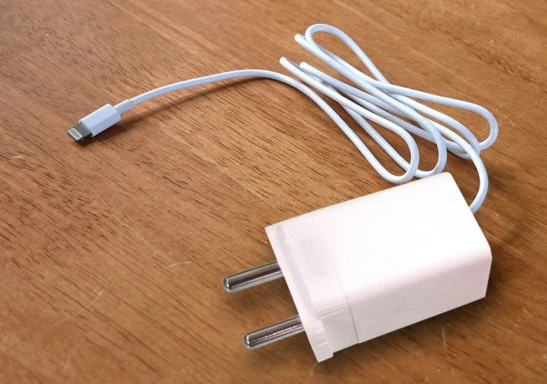 Γιατί δεν πρέπει να αφήνουμε τον φορτιστή στην πρίζα