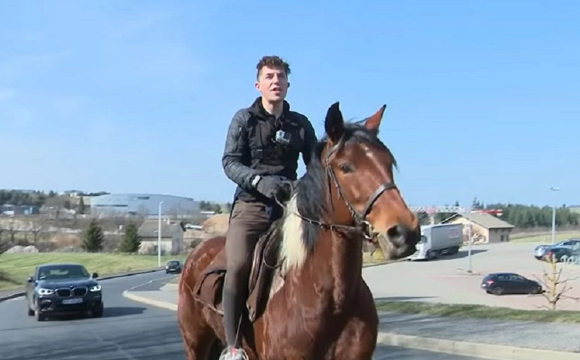 Απίθανος τύπος: Αποφάσισε να πηγαίνει με… άλογο στη δουλειά – Επειδή αυξήθηκε η τιμή των καυσίμων