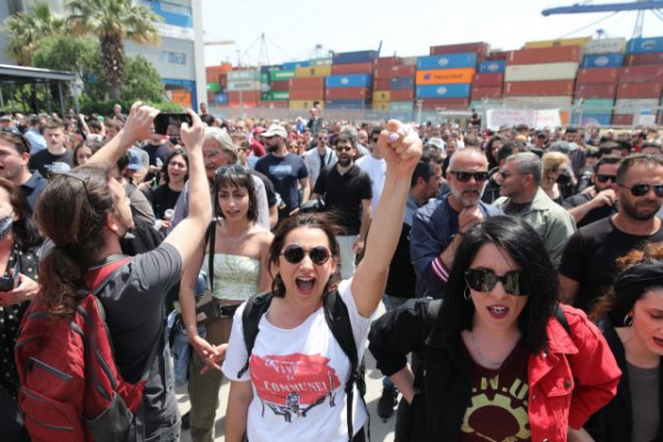 Πρωτομαγιά: Συγκλονιστικό μήνυμα του τραυματισμένου λιμενεργάτη της Cosco – Απεργιακό «γλέντι» στο λιμάνι του Πειραιά