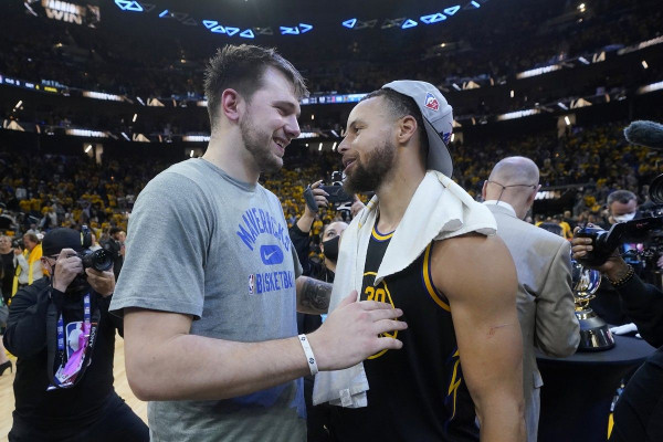 NBA: Η αγκαλιά Κάρι – Ντόντσιτς μετά τη λήξη του Game 5