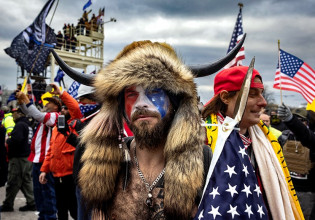 QAnon: Η θεωρία συνωμοσίας που σκέπασε την Αμερική