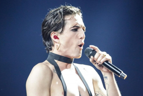 Νταμιάνο Νταβίντ: Προετοιμάζεται για τη Eurovision μέσα από την μπανιέρα του