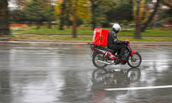 Βόλος: Στο νοσοκομείο ντελιβεράς μετά από τροχαίο